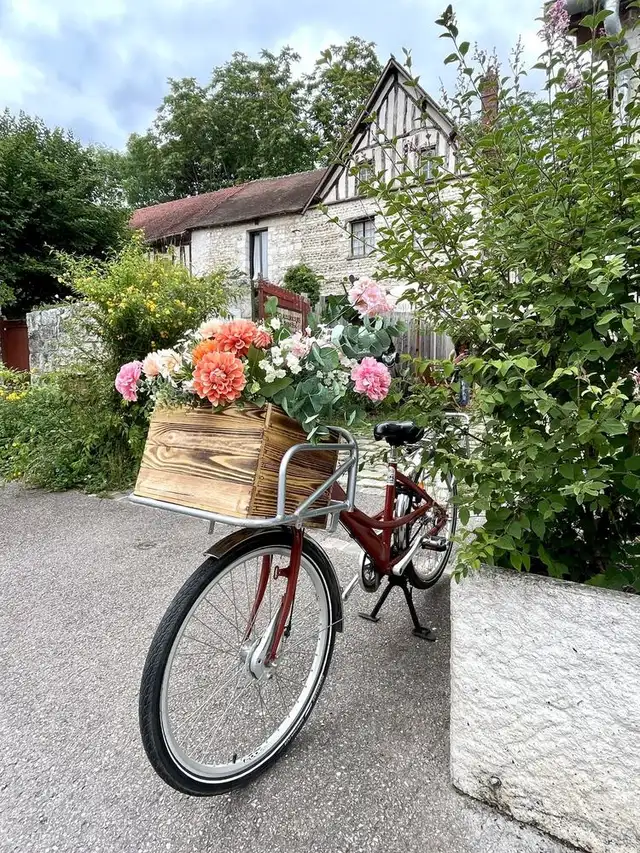 花かごを載せた自転車が停まる、ジヴェルニーの村の小径